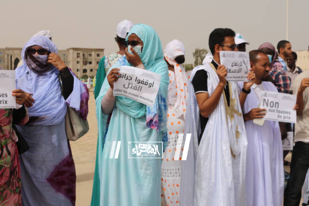 نشطاء يحتجون للمطالبة بوقف جرائم القتل ـ (المصدر: الصحراء)