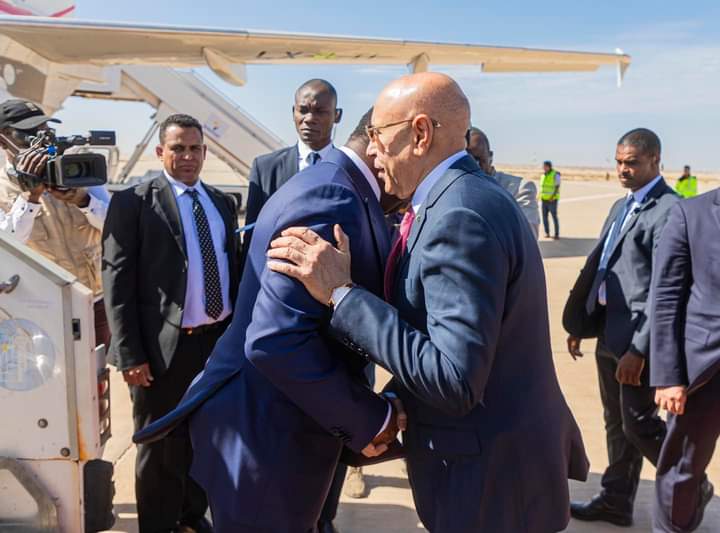 الرئيس غزواني خلال استقبال نظيره التوغولي في مطار "أم التونسي"- رئاسة الجمهورية
