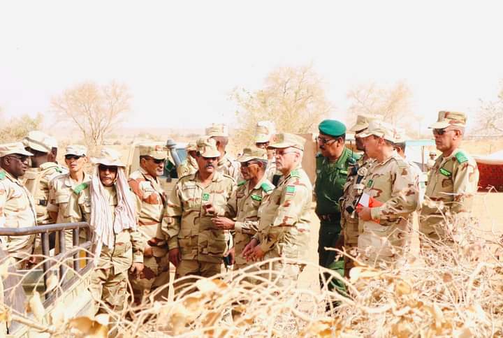 قائد الجيش خلال زيارته للجنود المرابطين على حدود مالي