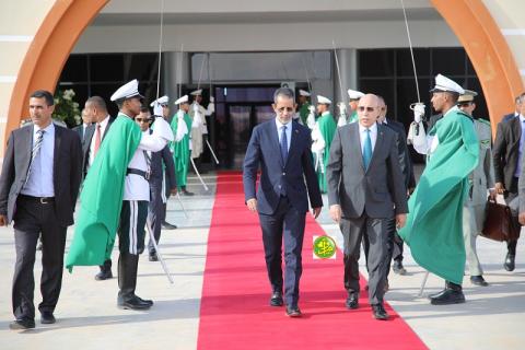 الرئيس غزواني لدى مغادرته مطار نواكشوط باتجاه باماكو (تصوير و م أ) 