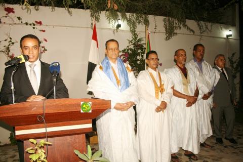 السفير المصري في نواكشوط رفقة مسؤولين موريتانيين (المصدر: الوكالة الرسمية)
