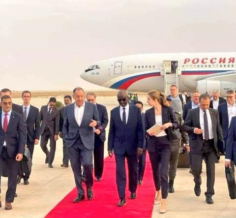 وزير الخارجية الروسي رفقة نظيره الموريتاني لدى وصوله نواكشوط- تويتر