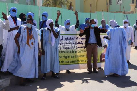 وقفة احتجاجية لحملة الشهادات العاملين في برنامج أمل ـ (المصدر: الصحراء)