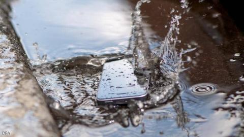 كيف تنقذ هاتفك عند سقوطه في الماء ؟ - (المصدر:انترنت)