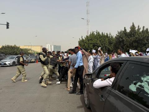 جانب من الوقفة التي نظمها الطلاب أمام وزارة التعليم العالي