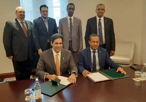 جانب من توقيع الاتفاقية 