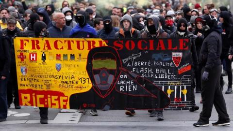 المظاهرات الغاضبة تعود إلى شوارع باريس بعد سنة من الهدوء (رويترز)