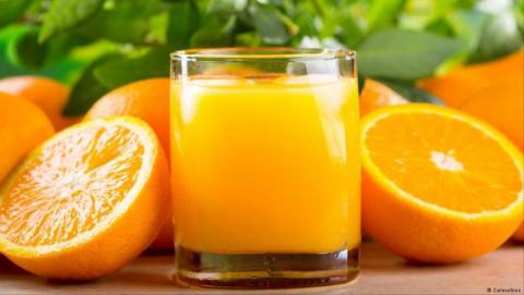 ‫يمتاز فيتامين سي C الموجود في البرتقال بتأثيره غير المباشر على الوزن (دويتشه فيلله)
