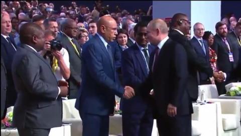 غزواني يصافح الرئيس الروسي (انترنت)