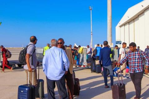 بعض الموريتانيين العائدين من السودان لدى وصولهم مطار "أم التونسي" الدولي