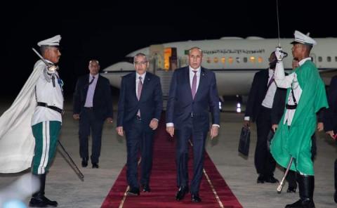 الرئيس غزواني خلال عودته إلى العاصمة نواكشوط قادما من أبوجا