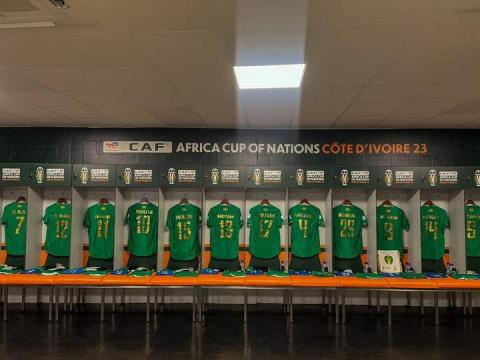 قمصان لاعبي المنتخب الوطني في غرفة الملابس قبل مواجهة بوركينا فاسو- فيسبوك