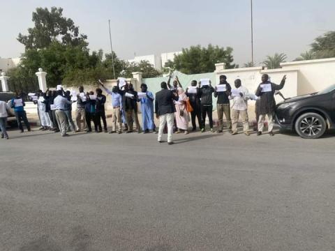 جانب من الوقفة التي نظمتها حركة إيرا أمام البرلمان- فيسبوك