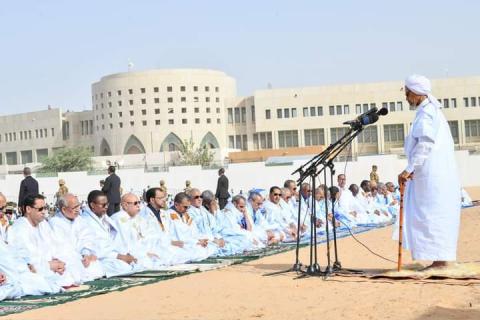 جانب من صلاة عيد الفطر المبارك في مسجد ابن عباس بالعاصمة نواكشوط- رئاسة الجمهورية