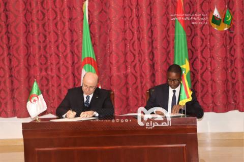 جانب من توقيع الاتفاقيات بين الوزيرين الأولين الموريتاني والجزائري- الصحراء
