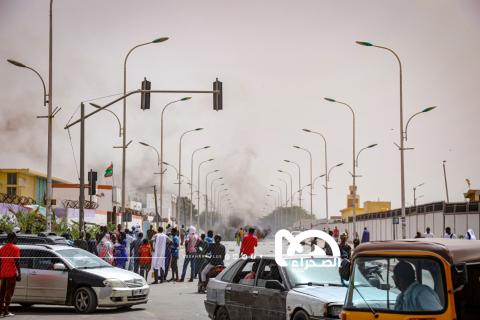 احتجاجات في محيط المستشفى الوطني تزامنا مع تشريح جثمان عمار جوب، أمس الاثنين