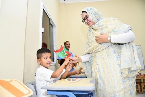 السيدة الأولى مع أحد أطفال التوحد في مركز "زايد" بالعاصمة نواكشوط