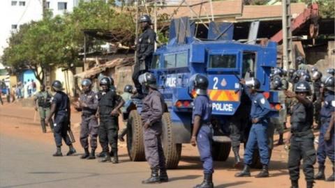 عناصر من الشرطة الغيينة - (المصدر: BBC Afrique)