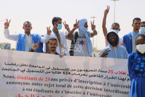 وقفة احتجاجية للطلاب الممنوعين من التسجيل في الجامعة ـ (المصدر: الصحراء)