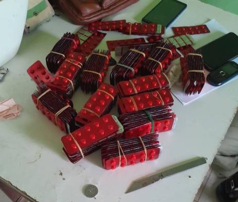 الأقراص المخدرة المضبوطة بحوزة المعني: صفحة الشرطة الوطنية في فيسبوك