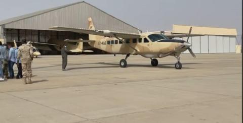 طائرة عسكرية تحمل المواطنين المختطفان مؤخرا في مالي 