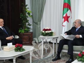 وزير الخارجية في لقاء مع الرئيس الجزائري (المصدر: الإذاعة الجزائرية)