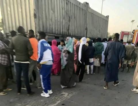 جانب من تجمهر بعض المواطنين على مكان الحادث