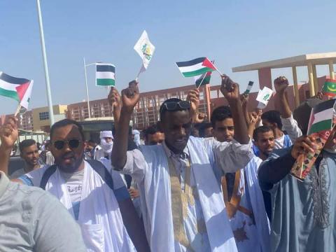 جانب من المسيرة التي نظمها طلاب جامعة نواكشوط تنديدا بمجزرة المعمداني