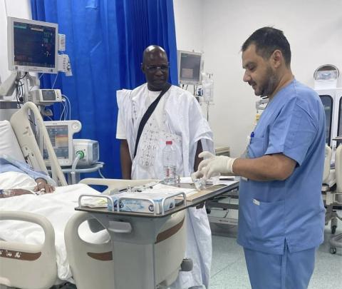 وزير الشؤون الإسلامية خلال عيادته للحاجة اخديجه في المستشفى