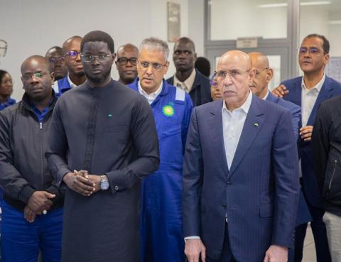 الرئيسان غزواني وديوماي فاي خلال زيارتهما للمنصة العائمة 