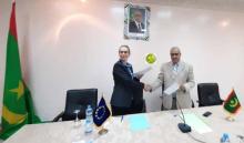 لحظة توقيع بين ممثلي موريتانيا والاتحاد الأوروبي (و م أ)