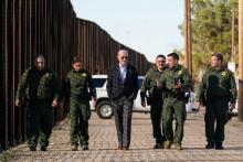 الرئيس الأمريكي جو بايدن خلال زيارة للحائط الفاصل بين بلاده والمكسيك