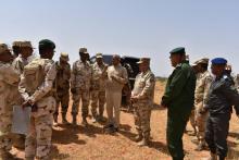 وزير الدفاع لدى زيارته لبعض الوحدات المرابطة على حدود موريتانيا مع مالي