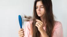 الشعر قد يتساقط نتيجة تعرض الجسم لسموم خطيرة مثل الرصاص والزرنيخ (مواقع التواصل)