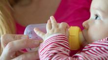 لا يجوز تقديم حليب الأبقار وحده في كوب أو زجاجة الرضاعة للطفل الرضيع خلال عامه الأول (الألمانية)