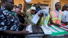 عملية فرز أصوات الناخبين في أحد مكاتب التصويت في رئاسيات نيجيريا- المصدر: (انترنت)