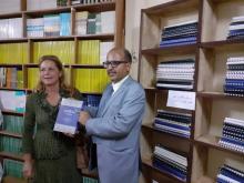 رئيس الجامعة سلم السفيرة نسخة من كتاب "صناعة الفتوى"