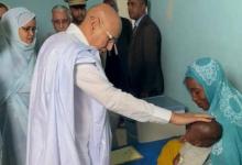 الرئيس غزواني خلال زيارته لأحد المرضى في مستشفى الأمومة والطفولة