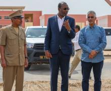 وزير الإسكان رفقة الأمين العام للوزارة ووالي نواكشوط الغربية المساعد (المصدر: وزارة الإسكان)