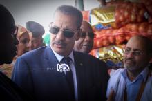 وزير التجارة خلال جولة في بعض أسواق العاصمة نواكشوط، قبل نحو أسبوعين- الصحراء