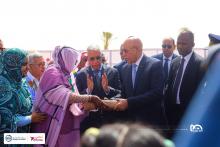 الرئيس غزواني مع طاقم إحدى المدارس خلال افتتاح العام الدراسي- الصحراء