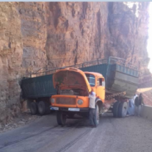 شاحنة تقطع الطريق الرابط بين مدينتي شنقيط وأطار (المصدر: انترنت)