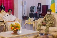 الرئيس المالي غويتا لدى استقباله السفير الموريتاني الجديد في باماكو