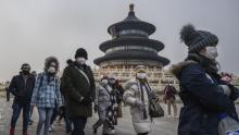 زوار يضعون الكمامات أثناء زيارة معبد في بكين خلال احتفالات رأس السنة الصينية (رويترز)