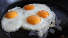 البيض يزخر ‫بالبروتين الحيواني المفيد للصحة، ويعد غنيا بفيتامين "بي 2" المهم لأيض ‫الطاقة (بيكسابي)
