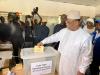  الرئيس السنغالي المنتهية ولايته ماكي سال لدى إدلائه بصوته