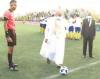 الرئيس غزواني أثناء إعطائه شارة انطلاق المباراة